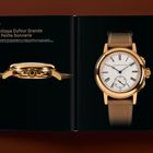 Text "Philippe Dufour Grande et Petite Sonnerie" über goldenem Uhrenprofil links, rechte Seite: goldene Uhr mit Lederarmband.