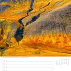 „September“, „Berglandschaft am Borgarfjörður - Austurland“. Herbstliche Landschaft mit bunten Hügeln und Tälern.