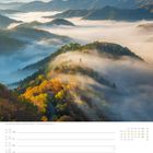 Onyu-Pass im Nebel, Präfektur Shiga. Kalender mit Wochenübersicht. September. Herbstliche Hügel in Nebel getaucht.