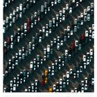 37. Woche 2027, September. Übersichtsaufnahme eines großen Parkplatzes mit bunt parkenden Autos.