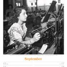 "September", Frau tippt auf Schreibmaschine, schwarz-weiß, Meisterschaften Maschinenschreiben Paris 1949, Kalender.