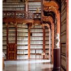 "40 OKTOBER MO 04 DI 05 MI 06 DO 07 FR 08 SA 09 SO 10"; prächtige Bibliothek mit vergoldeten Details und Büsten.