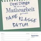 Text auf kariertem Papier: "Drei Dinge die ich in der Mathearbeit gut kann: NAME KLASSE DATUM". Wochenkalender darunter: 20.–26. September 2027.