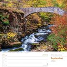 Text: September 2027. Jungfernbrücke im Bodetal. Herbstliche Szene mit Fluss und alter Steinbrücke, umgeben von buntem Laub.