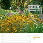 38. Woche September 2027, Herbstanfang. Bank im Garten mit gelben Blumen und grünem Laub im Vordergrund.