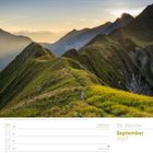 38. Woche, September 2027, Weltkindertag und Herbstanfang. Berglandschaft bei Sonnenaufgang.