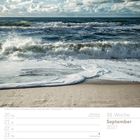 Kalender, 38. Woche, September 2027, Wellen am Strand bei Westerland, Sylt. Himmel bewölkt, turbulente See an sandigem Ufer.
