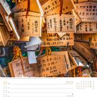 Holztafeln mit japanischen Schriftzeichen hängen an roten Bändern. Unten ein Kalender vom 20. bis 26. September.