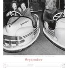 Brauner Bär im Autoscooter neben erschrockenen Frauen. Kalenderseite für September 2027 darunter.