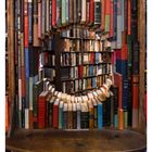 41 OKTOBER, Mo 11, Di 12, Mi 13, Do 14, Fr 15, Sa 16, So 17. Bücher mit kreisförmiger Öffnung in einem Regal.