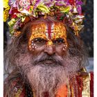 41 OKTOBER, MO 11, DI 12, MI 13, DO 14, FR 15, SA 16, SO 17  
Ein Mann mit bemaltem Gesicht und Blumenkrone.