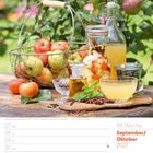 Text: Selbst gemachte Säfte aus Äpfeln. 39. Woche, September/Oktober 2027. Bild: Ein Korb voller Äpfel und Getränke im Freien.