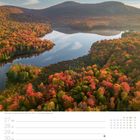 Kalenderseite mit Datum 27. September bis 3. Oktober. Herbstliche Landschaft mit einem See und bunten Bäumen.