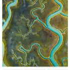 03 So, Tag der Deutschen Einheit, 39. Woche 2027, SEP/OKT. Eine Luftaufnahme von geschwungenen, türkisfarbenen Wasserläufen.