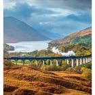42 OKTOBER, MO 18 DI 19 MI 20 DO 21 FR 22 SA 23 SO 24. Zug auf dem Glenfinnan-Viadukt in herbstlicher Landschaft.