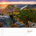 40. Woche, Oktober 2027. Blick auf die Elbe im Nationalpark Sächsische Schweiz. Sonnenuntergang, Wald und Flusslandschaft.