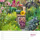 40. Woche, Oktober 2027. Garten mit Sonnenblumen, Knoblauch, Zwiebeln und Kürbissen. Hut mit Zinnienblüten.