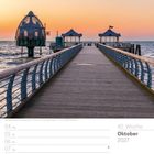 Text: „40. Woche, Oktober 2027“. Ein Steg führt aufs Meer. Links eine Tauchgondel, Himmel in warmen Farben.