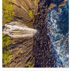 Wasserfall Kilt Rock auf der Isle of Skye in Schottland. Unten Kalender: 10. Oktober 2027. Draufsicht auf Wasserfall und Meer.