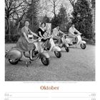 Präsentation der neuen Vespa in Paris, Frankreich, 1962. Kalenderseite für Oktober 2027. Vier Personen auf Vespas.