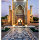 Oktober 25-31. Mausoleum Gur Amir in Samarkand, Usbekistan. Erhabenes, reich verziertes Bauwerk bei Sonnenuntergang.