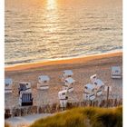 Zahlen: 43, 71, 95, 88, 94, 96, 92, 31. "Sonnenuntergang am Strand auf der Insel Sylt." Strandkörbe am Meer bei Sonnenuntergang.
