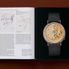 Links Text über "George Daniels Millennium Double" mit Skizzen. Rechts eine goldene Uhr auf schwarzem Hintergrund.