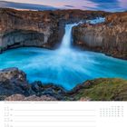 Wasserfall Aldeyjarfoss, Nordurland eystra. Ein beeindruckender Wasserfall fließt durch vulkanische Felsen. Oktoberkalender.