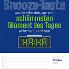 Text: "Die Snooze-Taste wurde erfunden, um den schlimmsten Moment des Tages achtmal zu erleben." Wecker und Kalender.