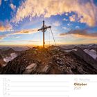 41. Woche, Oktober 2027. Gipfelkreuz auf dem Schrankogel. Sonnenuntergang über Berglandschaft und Wolken.  