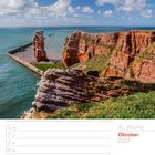 41. Woche, Oktober 2027. Steilküste Norden, Lange Anna, Helgoland, Deutschland. Roter Felsen, blaues Meer, bewölkter Himmel.