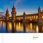 "Oktober 2027, 41. Woche. Oberbaumbrücke bei Dämmerung, Berlin. Eine beleuchtete Brücke mit Türmen am Abendhimmel."