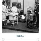 Text: "Oktober", "Machine a Laved Vaisselle", "Miele". Zwei Personen präsentieren Maschinen. Unten ein Kalender für Oktober.