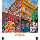 Oktober, KW41/2027, Werk 3, Werksviertel, München. Buntes Graffiti auf Containern vor einem orangefarbenen Gebäude.