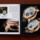 Vacheron Constantin Tour de L'Île Grand Complication. Zwei luxuriöse, goldene Uhren im Fokus, elegante Präsentation.