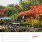 42. Woche Oktober 2027. Sitzgruppe neben Fächerahorn. Herbstgarten mit Tisch und Stühlen, umgeben von rot gefärbtem Laub.