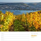 42. Woche, Oktober 2027. Goldene Weinreben mit Blick auf einen Fluss und eine Stadt im Hintergrund.
