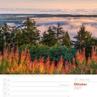 Oktober 2027, 43. Woche, Kalenderansicht. Bild zeigt Sonnenaufgang über Wolken und Bäume auf einem Berggipfel.