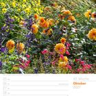 Oktober 2027, 43. Woche. Bunte Blumen, vorwiegend gelbe und orangefarbene Dahlien und Sonnenblumen im Garten.