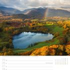 "Herbstlandschaft am Loughrigg Tarn im Lake District - England · Großbritannien | Foto: Daniela Beyer" Vorne Kalendertext.
