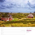 Kalenderblatt für Oktober 2027, 43. Woche. Strohgedeckte Häuser in grüner Dünenlandschaft unter bewölktem Himmel.