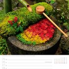 "Wasserbecken im Tempel Yokoku-ji in Nagakakyō" steht auf einem Kalenderbild mit Moos, bunten Blättern und einem Bambusrohr.