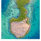 Der Text zeigt Kalendertage im Oktober 2027. Eine Mangroveninsel in türkisfarbenem Wasser.