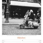 Frau fährt Vespa mit Hund in Paris, 1954. Geschäft "Christofle". Kalendermonat: Oktober 2027.