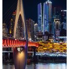 46 NOVEMBER, 15 MO, 21 SO. Qiansimen-Brücke in Chongqing, China. Leuchtende Brücke vor moderner Stadtkulisse bei Nacht.