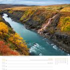 Novemberkalender mit Landschaft: Fluss in einer Schlucht, umgeben von herbstlichen Bäumen in Gelb und Orange.