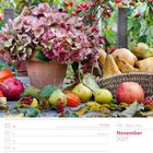 44. Woche, November 2027. Topf mit Hortensienblüten, Körbe mit Birnen/Äpfeln. Blätter und Hagebutten im Hintergrund.