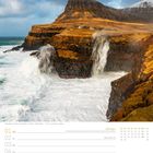 "Gásadalur auf der Insel Vágar · Färöer · Dänemark." Steilklippen mit Wasserfällen, Dorf am Hang, stürmische See, November.