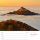 November 2027, Kalenderblatt. Hohenzollernburg über Nebelmeer, umgeben von herbstlich gefärbten Bäumen.