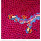 01 Mo Allerheiligen, 07 So, 44. Woche 2027, NOVEMBER. Lebendige violette Blumen mit orangenen Akzenten auf blauer Unterlage.